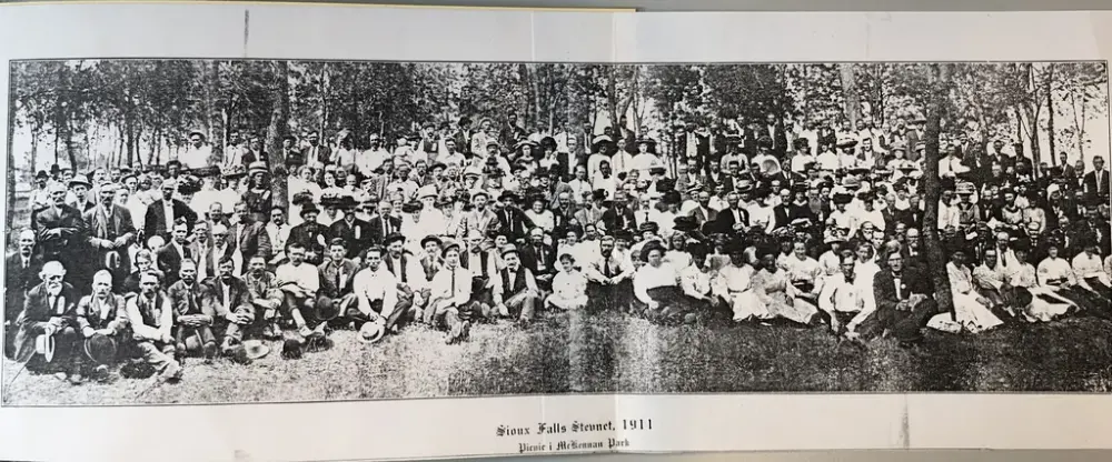 Historisk gruppebilde av en stor gruppe mennesker.