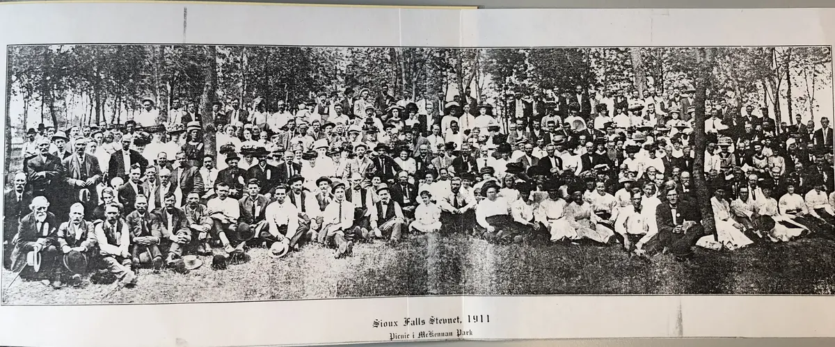 Historisk gruppebilde av en stor gruppe mennesker.