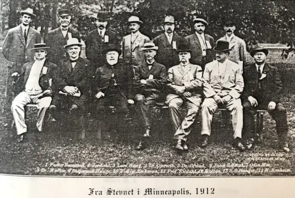 Historisk bilde av en gruppe menn med hatt. 