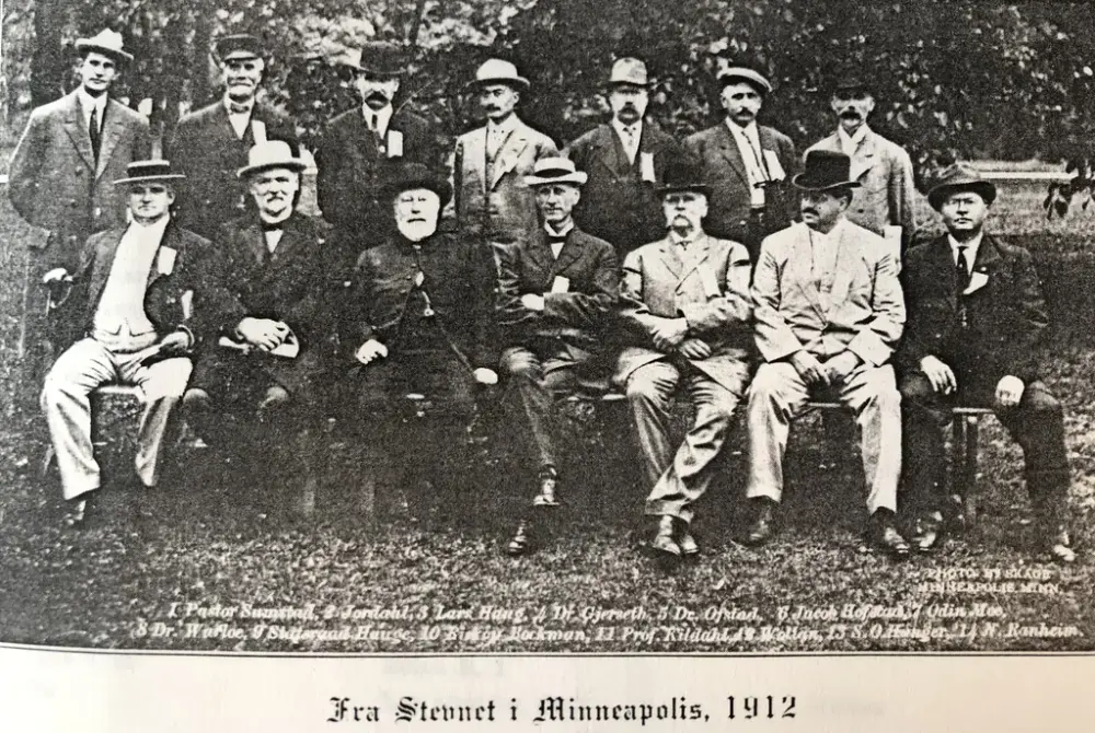 Historisk bilde av en gruppe menn med hatt. 