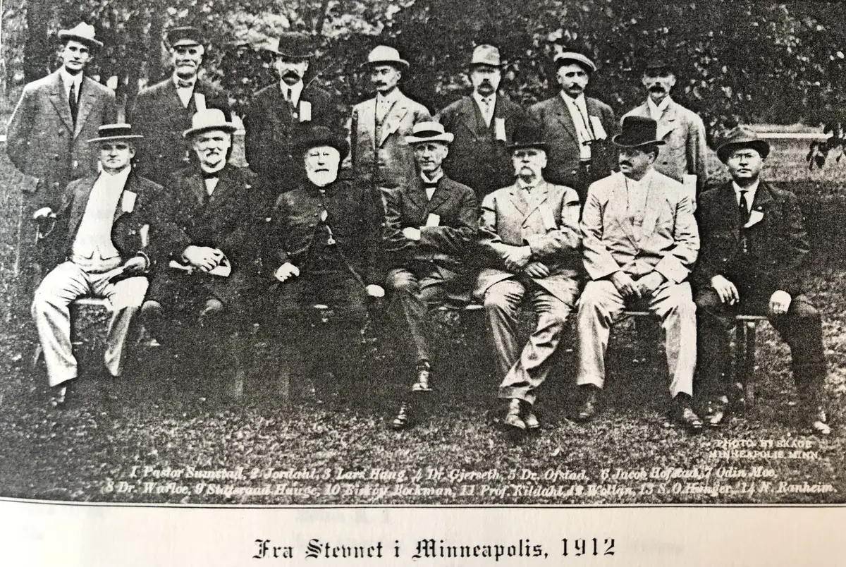 Historisk bilde av en gruppe menn med hatt. 