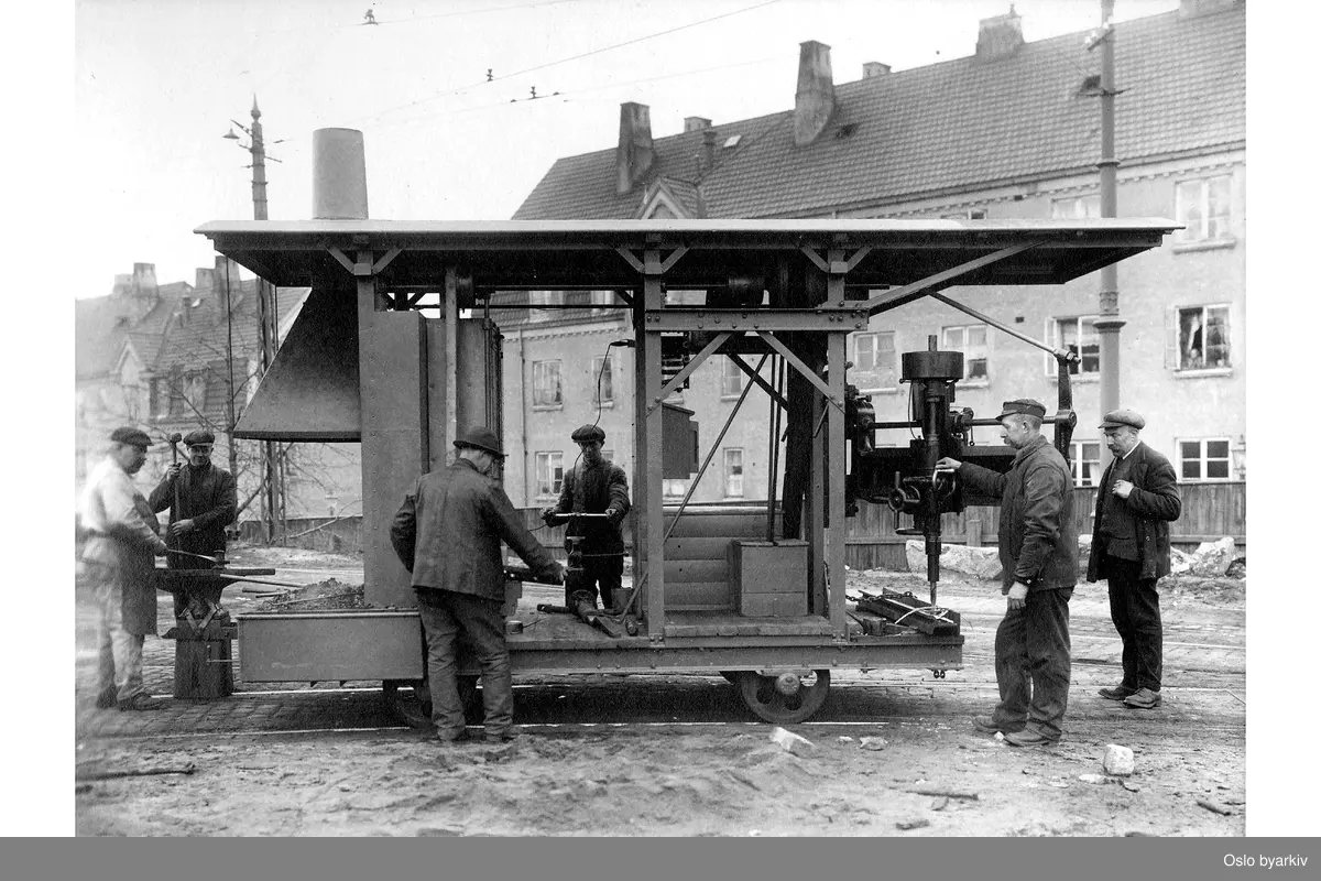 Seks arbeidere som ferdigstiller en vogn på Sagene, ca. 1920.