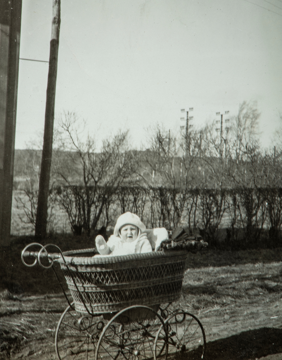 Østfold, Varteig prestegård, sogneprest Henrik Hille (1881-1946), ansatt ved Varteig kirke fra 1919 til 1927, sønnen Arnoldus Marius Hille (11919-2002) i barnevogn