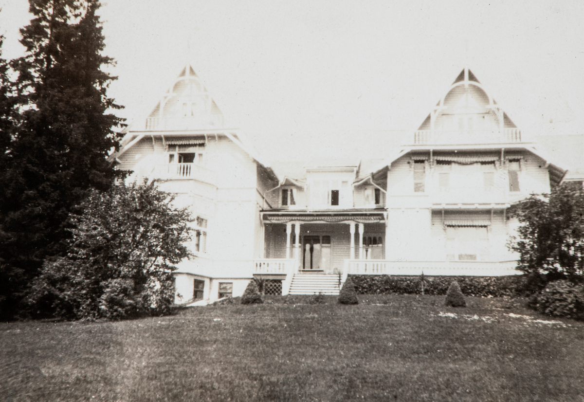 Oslo, Slemdal, Harald Borgersen Bjerke (1860-1926) som var generaldirektør ved Norsk Hydro bygde "Villa Høva" i 1898, Jegerveien 4, tegnet av arkitekt Harald Kaas, i 1934 solgt til Eckbo kurs og selskapslokaler,