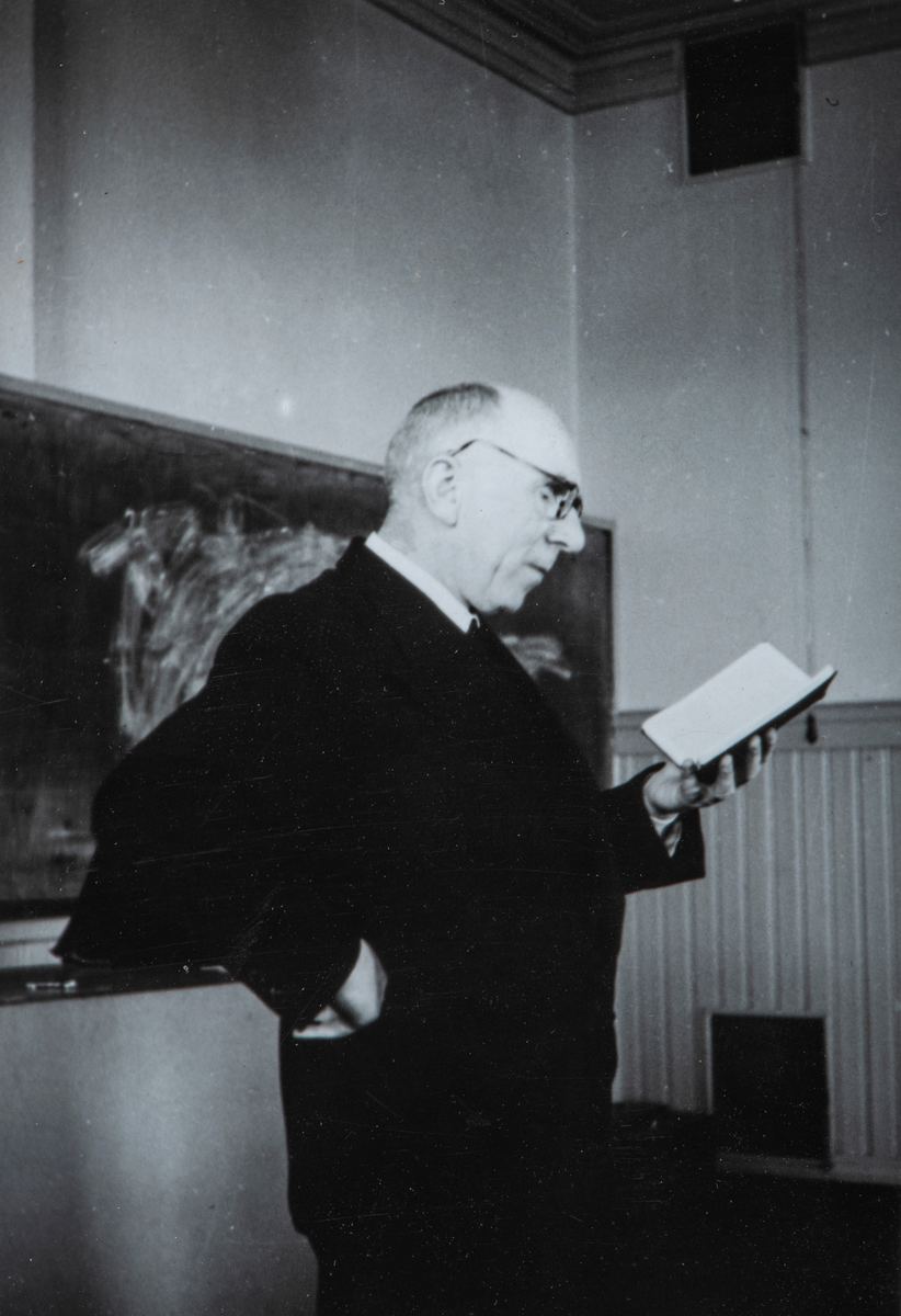 Hamar Katedralskole, lektor Johan Grieg underviser