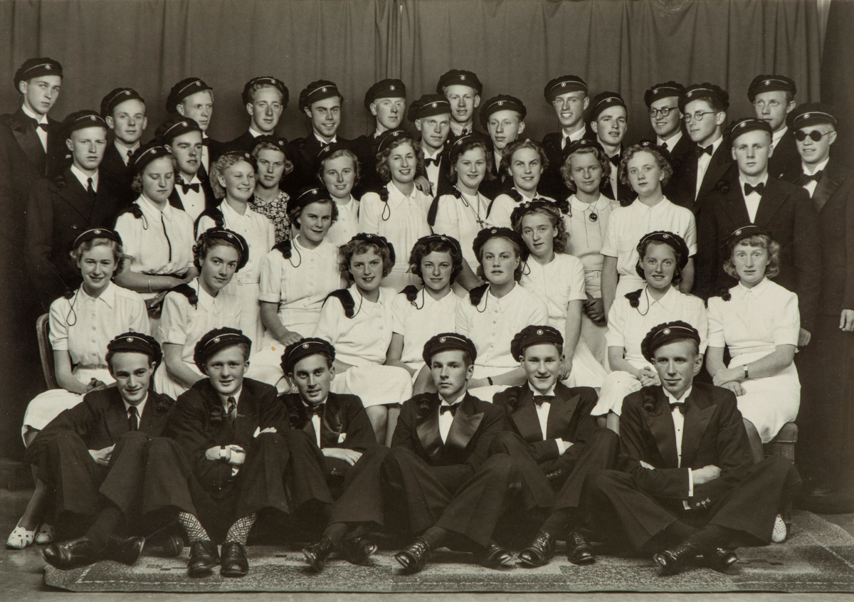 Hamar Katedralskole, avgangsklasse med studentluer, klassen til Arnoldus Marius Hille (1919-2002) som sitter som nr 1  i første rekke fra venstre, (se foto 2 for noen navn)