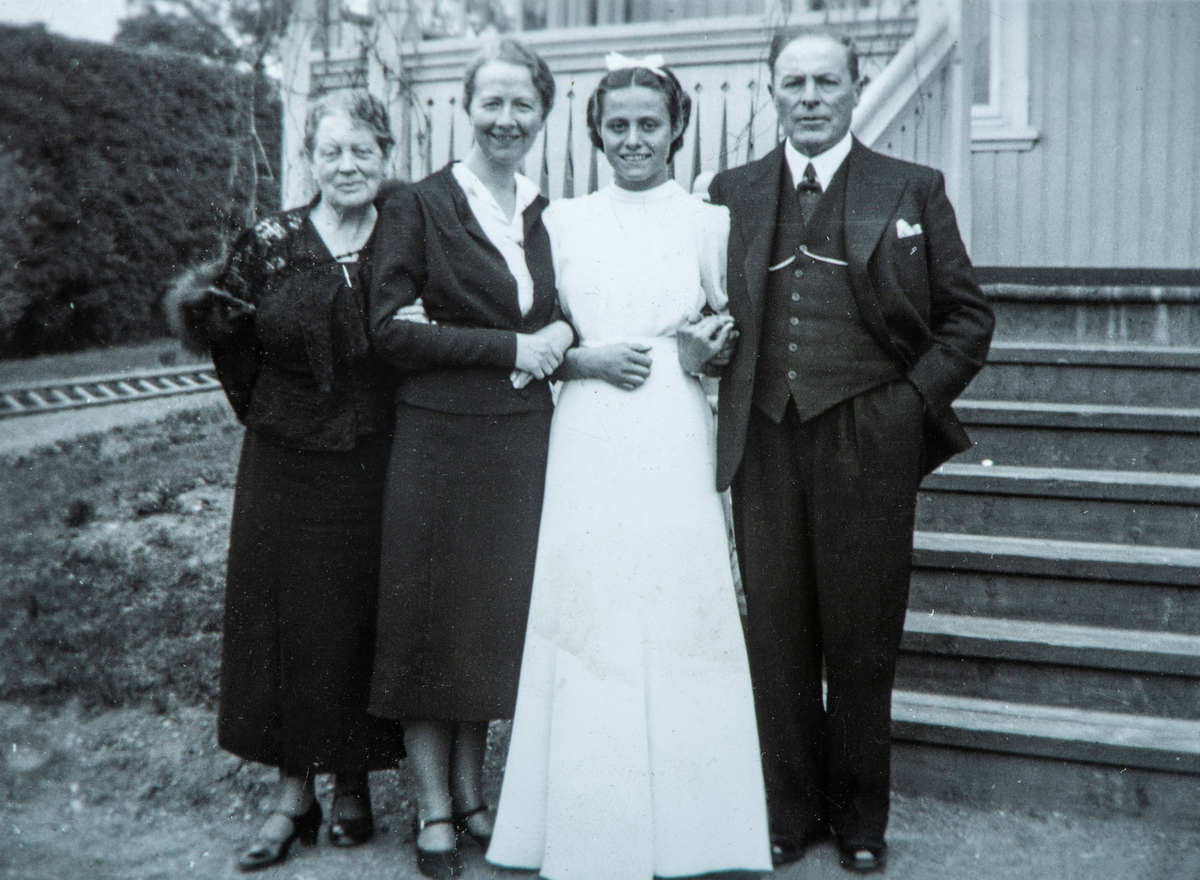 Hamar, Folkestads gate 52, Hamar Bispegård, konfirmasjon for Elisabeth Marie Cathrine Hille (1922-2013) fra venstre: Thora Caroline Ræder ?, Hedvig Josephine Stenberg, konfirmanten og til høyre står Christian Juul Sandberg Hille (1867-1945), (som var sønn av biskop Arnoldus Hille og hans første kone Charlotte Sophie Hille (f. Sandberg).)