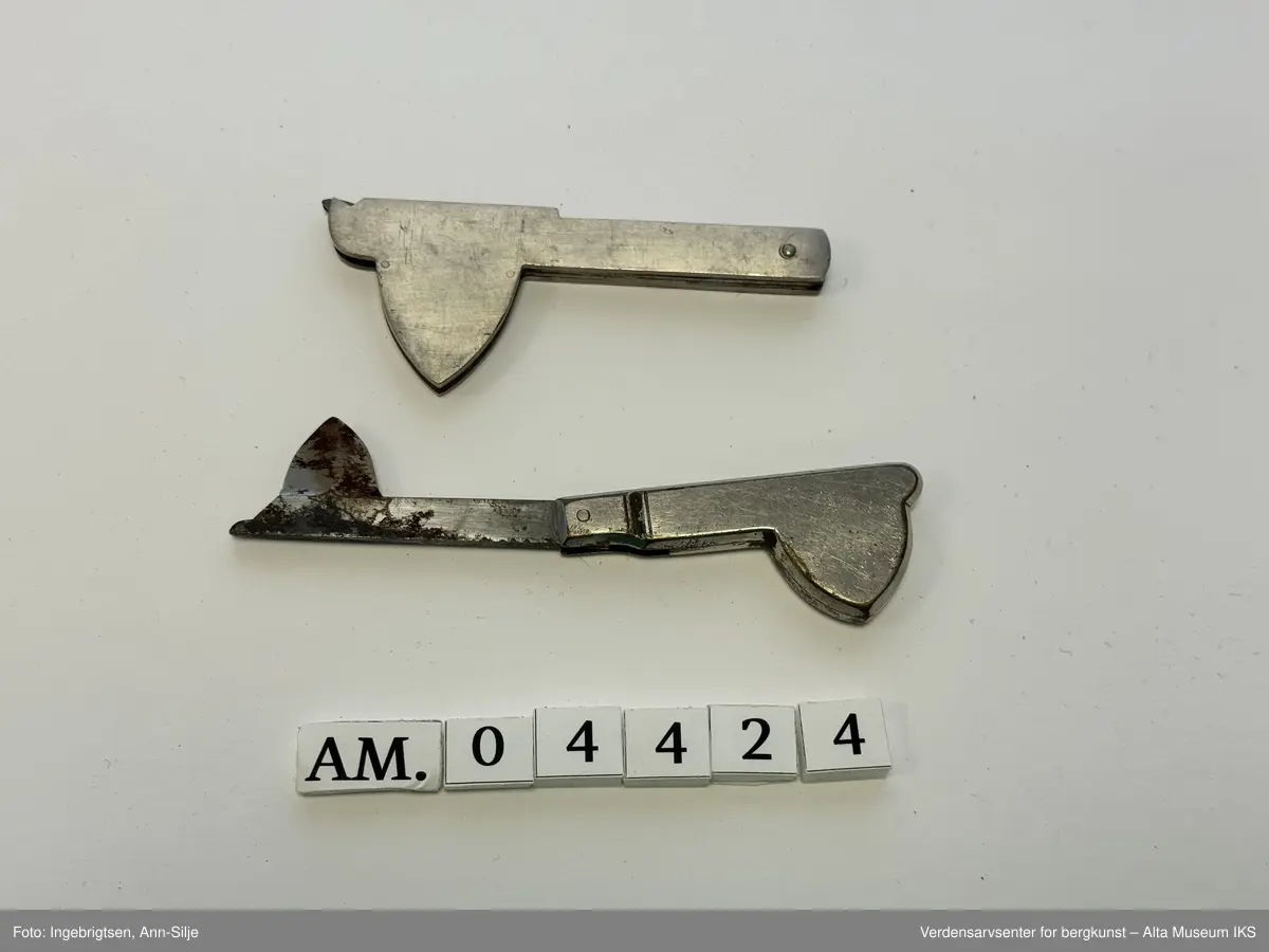 2 stk årelaterbile, 1 med to kniver og 1 med en enkel kniv.