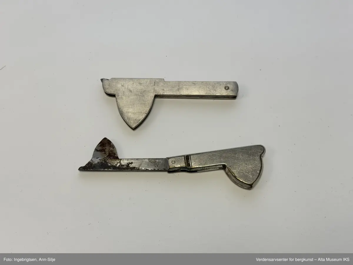 2 stk årelaterbile, 1 med to kniver og 1 med en enkel kniv.