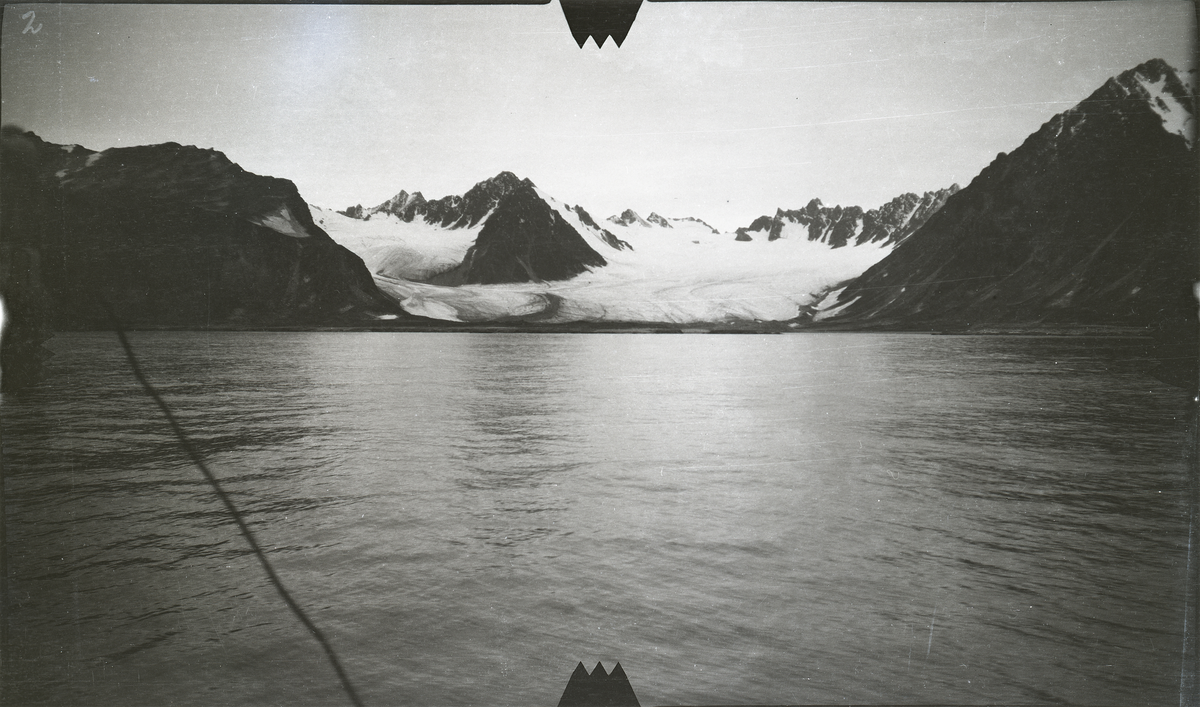 Hamburger bay, samt isfjell, nr. 6 og 7 fra syd. -Fra kartleggingen av Svalbard i 1906/07.