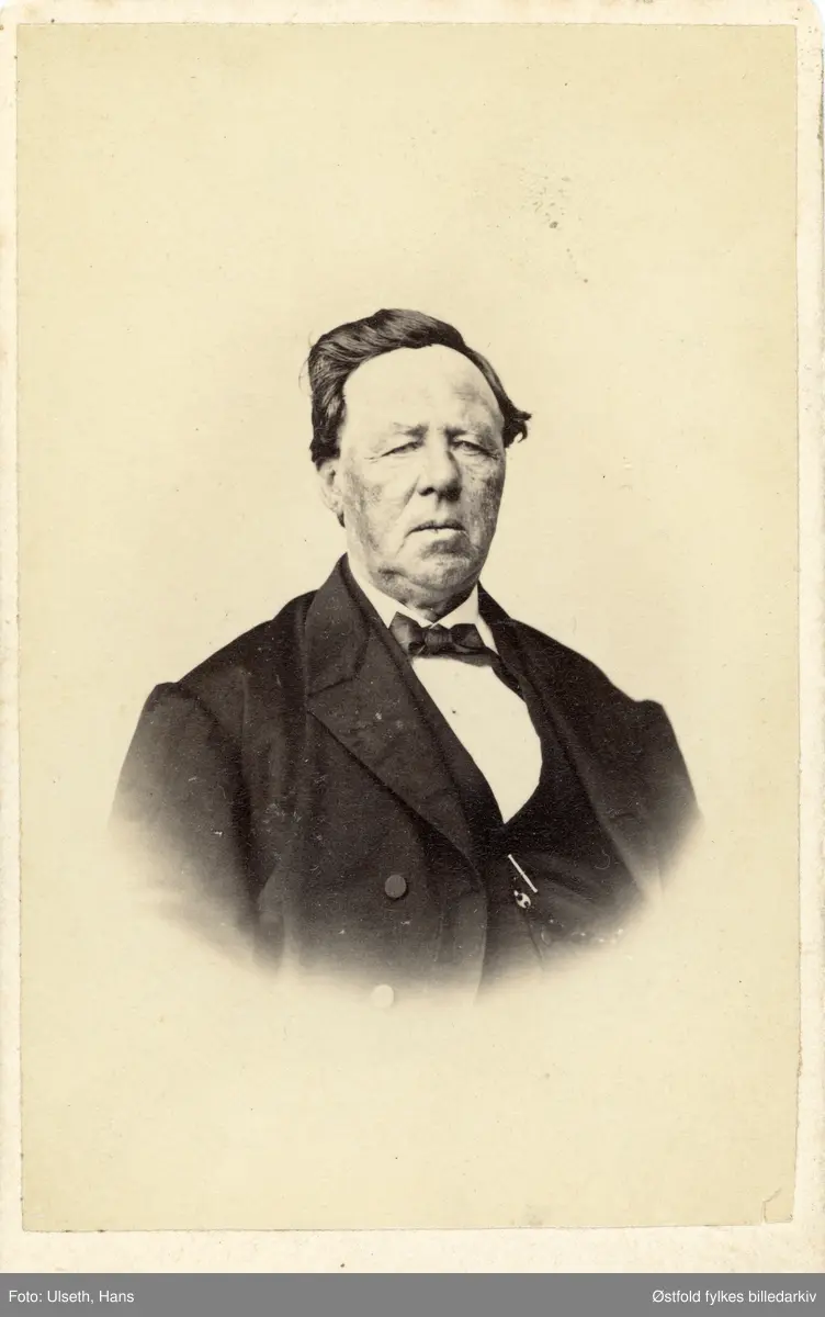 Portrett av Gustav Grimsgaard, overtollbetjent og tollinspektør. Sarpsborg. Bosatt i Sandesund. Brystbilde, vignettert.