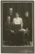 Grupp porträtt på familjen Kuylenstierna Nils, Carl, Tyra, Erik. Växjö, december år 1908.