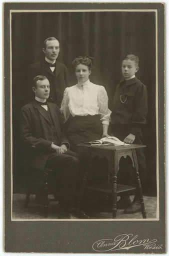 Grupp porträtt på familjen Kuylenstierna Nils, Carl, Tyra, Erik. Växjö, december