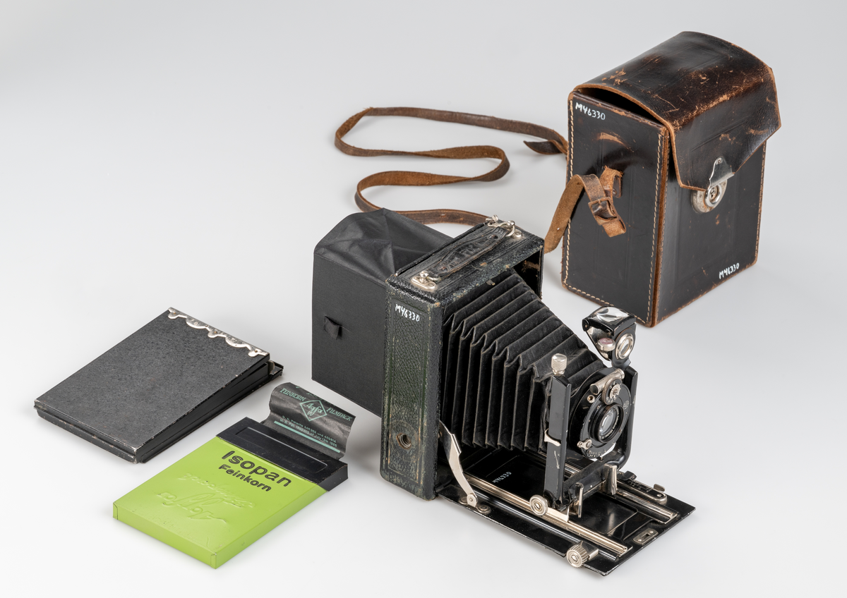 Utdragbar kamera av bälgmodell av tyskt fabrikat, märke AGC "FIX" ca 1935. Avsedd för glasplåtar eller cellulloidfilm, storlek 9 x 12 cm. Förvaras i en svart läderväska med axelrem. I väskan finns även fack för negativ etc. 

Kameran har använts till dokumenation på Smålands museum.