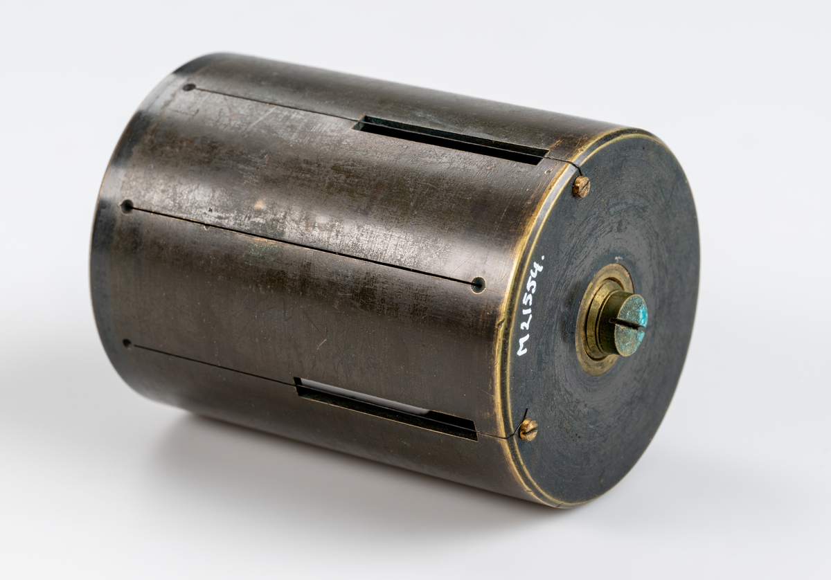 Cylindriskt mätinstrument av metall. Med tillhörande läderetui. Sammanbunden på rem med M 21553. 

Givarens fader länsjägmästare Olof Hjalmar Humble, var på slutet av 1800-talet dikningsassistent på Gävle-Dala distriktet, och använde då dessa instrument.
Funktion: Stakning av skogsdiken