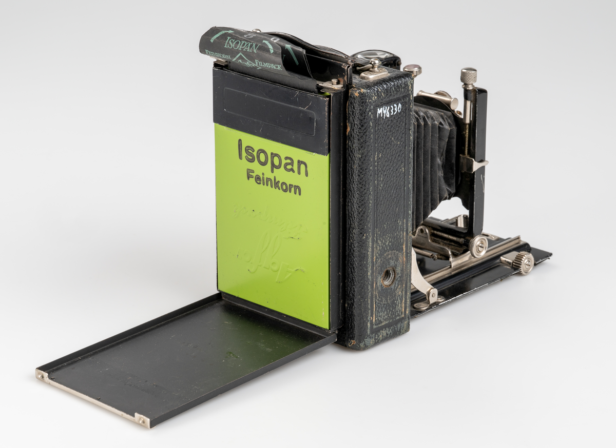 Utdragbar kamera av bälgmodell av tyskt fabrikat, märke AGC "FIX" ca 1935. Avsedd för glasplåtar eller cellulloidfilm, storlek 9 x 12 cm. Förvaras i en svart läderväska med axelrem. I väskan finns även fack för negativ etc. 

Kameran har använts till dokumenation på Smålands museum.