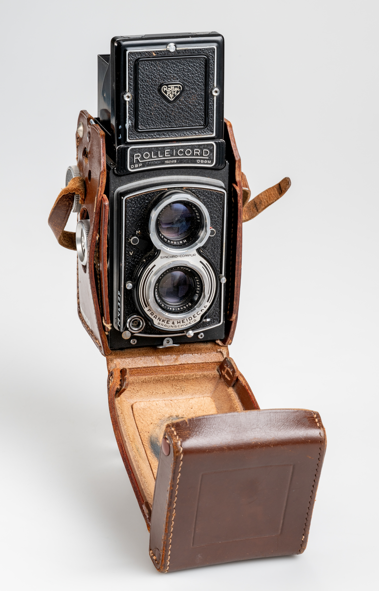 Rullfilmskamera av tyskt fabrikat, Franke & Heidecke Baunschweig, varumärke Rolliecord. Tillverkad ca 1950. Tvåögd spegelreflexkamera. Tillverkad av plåt med rattar och reglage av aluminium. Format på negativen 6 x 6 cm. Tillhörande väska av läder. 

Använd på Smålands museum för dokumnationsfotografering av landsantikvarie och dåvarande museichef Jan-Erik Anderbjörk mellan ca 1950-1965.