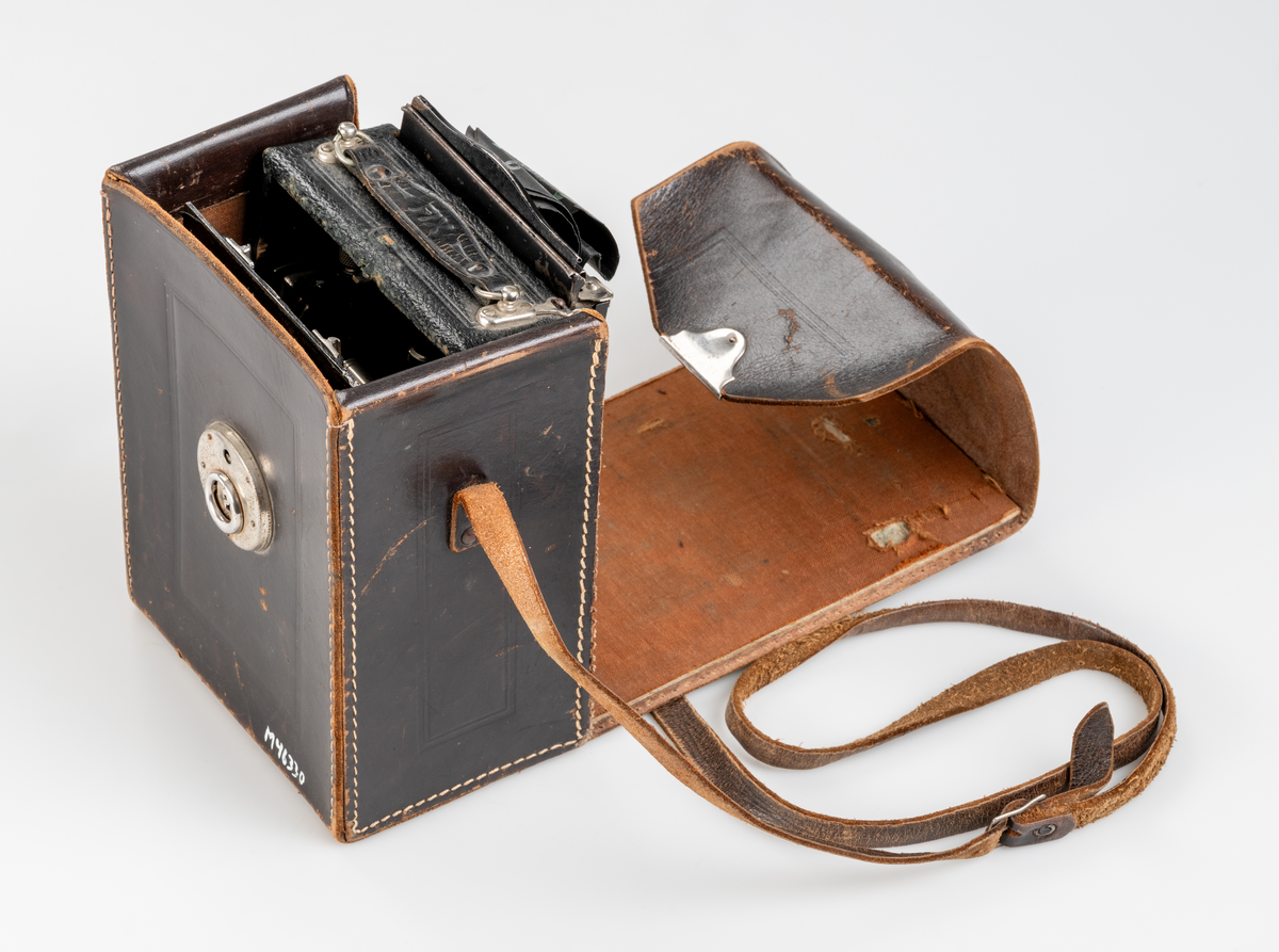 Utdragbar kamera av bälgmodell av tyskt fabrikat, märke AGC "FIX" ca 1935. Avsedd för glasplåtar eller cellulloidfilm, storlek 9 x 12 cm. Förvaras i en svart läderväska med axelrem. I väskan finns även fack för negativ etc. 

Kameran har använts till dokumenation på Smålands museum.
