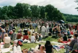 Midsommarfirande vid Gunnebo slott i Mölndal, okänt årtal. Dans kring midsommarstången.