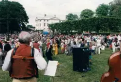 Midsommarfirande vid Gunnebo slott i Mölndal, okänt årtal. Dans kring midsommarstången. Slottet i bakgrunden.
