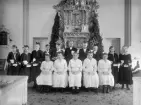 Konfirmation i Svinhults kyrka under ledning av komminister Lars Wennberg. Genom identifiering av några barn och antalet flickor kontra pojkar kan bilden dateras till år 1919. Svinhults konfirmationsbok ger besked om konfirmanderna (ej ordningsföljd); 
Gustav Felix Svensson i Brusahult, Rumskulla.
Karl Torsten Natanael Lundström i Dalstugan, Rumskulla.
Axel Vilhelm Eugen Kvick i Gnöst, Rumskulla.
Josef Erik Hilding Johansson i Grönshult, Rumskulla.
Anna Edla Linnéa Andersson i Norrhult, Rumskulla.
Elin Emmy Matilda Söderholm i Ydrehammar, Rumskulla.
Elsa Linnéa Rinaldo Norrhult. Rumskulla.
Ebba Julia Margareta Hallgren i Österbymo, Sund.
Tekla Maria Vilhelmina Johansson i Östraby, Hult.
Hanna Edit Ingeborg Svensson i Svenshem, Svinhult.
Linnéa Matilda Cecilia Karlsson i Fundsboda, Svinhult.
Selma Sofia Hultgren i Fundshult, Svinhult.
Signe Svea Eleonora Karlsson i Lövåsen, Svinhult.
Elsa Linnéa Viktoria Jonsson i Nybygget, Svinhult.
