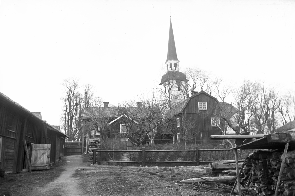 Callanderska gården vid Mariefreds kyrka. Mangårdsbyggnadens trädgård omgärdas med ett spjälstaket. I förgrunden en lada i skiftesverk och en vedtrave. Numera (2025) bedriver Mariefreds hembygdsförening sin verksamhet på gården.