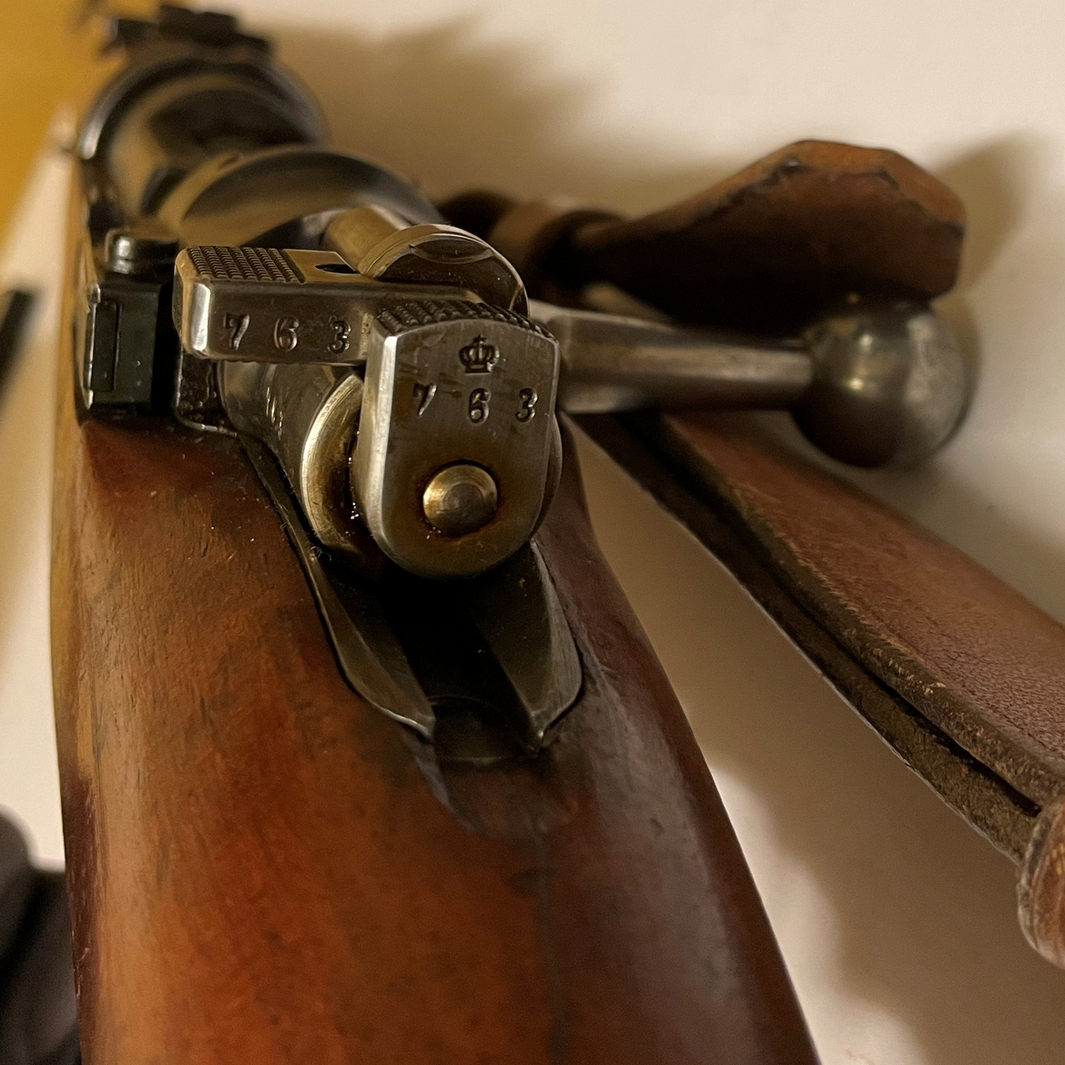 Svenskt repetergevär baserat på Mausers repetersystem.

Tillverkningsnummer 763.

Ska enligt muntlig uppgift vara obrukbart.
Inmärkt som rekvisita hos Postmuseum.
