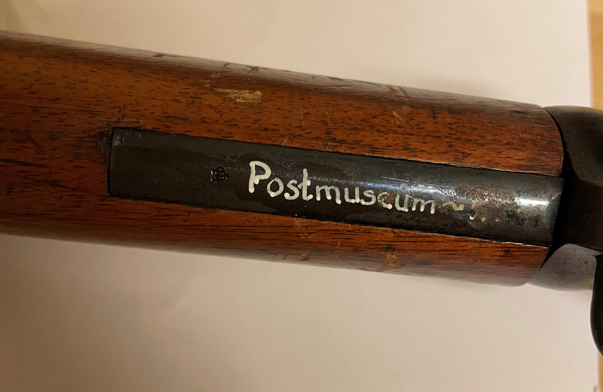 Svenskt repetergevär baserat på Mausers repetersystem.

Tillverkningsnummer 763.

Ska enligt muntlig uppgift vara obrukbart.
Inmärkt som rekvisita hos Postmuseum.