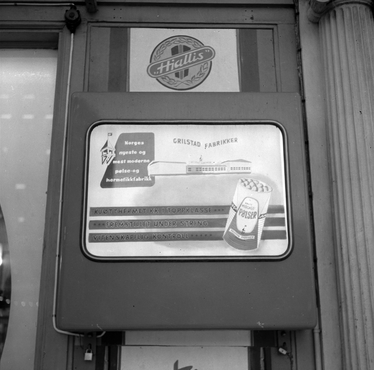 Reklamefoto for Scandia. Div reklameskilt i byen