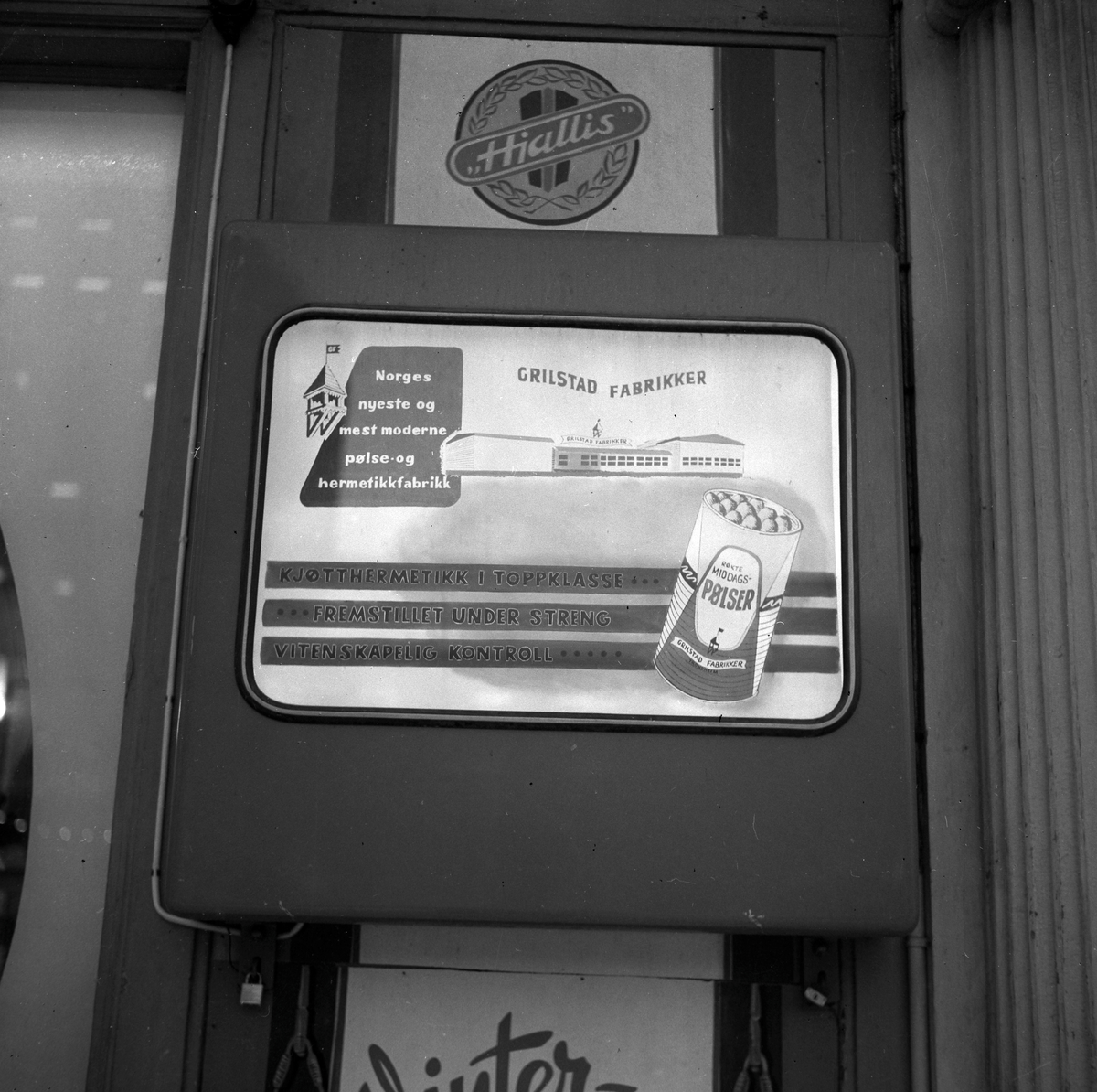 Reklamefoto for Scandia. Div reklameskilt i byen