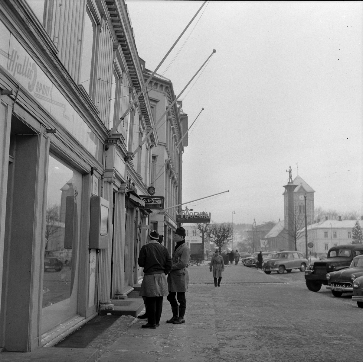 Reklamefoto for Scandia. Div reklameskilt i byen