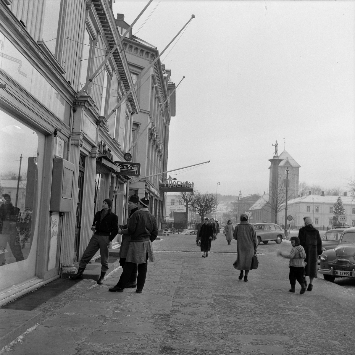 Reklamefoto for Scandia. Div reklameskilt i byen