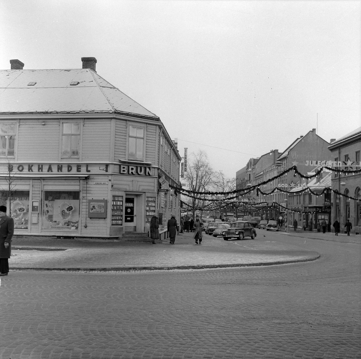 Reklamefoto for Scandia. Div reklameskilt i byen