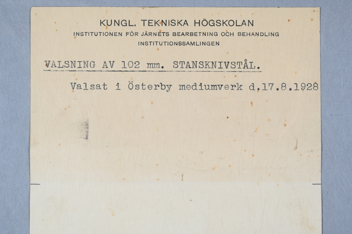 Fem prover på stanknivstål. Tillhörande lapp med notering: "Valsning av 102 mm. Stanknivstål. Valsat i Österby mediumverk d. 17.8.1928."