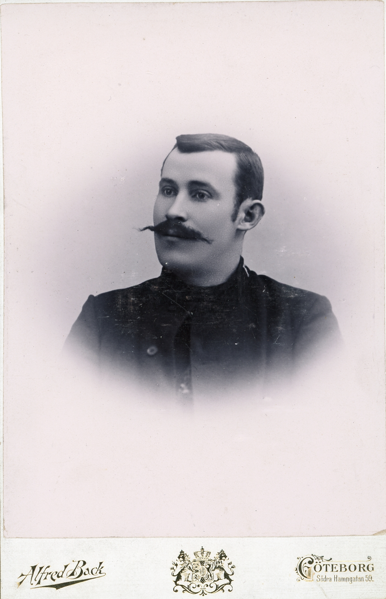 Porträtt av J.A Karlsson, frälsningssoldat (enligt text i fotoalbumet).
Text baksida kort: 177. J A Karlsson (14536). Otydbar text.