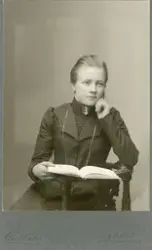 Porträtt av ung kvinna.