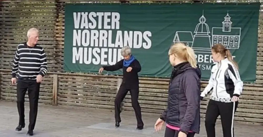 fyra personer tränar rörlighet på utescenen på Murberget froluftsmuseum