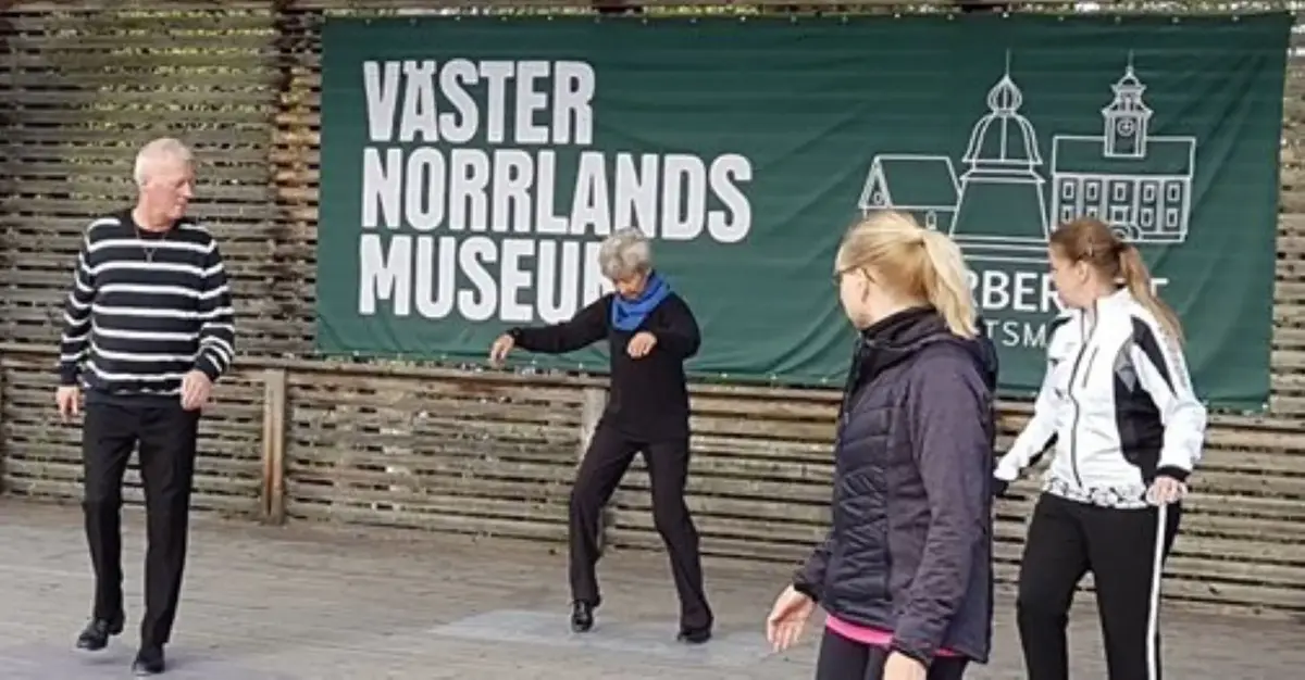 fyra personer tränar rörlighet på utescenen på Murberget froluftsmuseum
