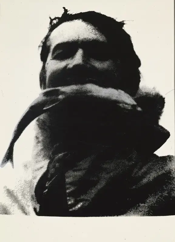 Man med fisk i munnen.