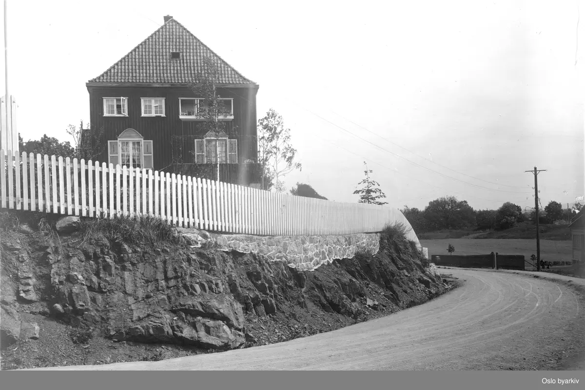 Trevilla bak hvit stakitt, grusvei, bildet tatt før utbyggingen av Lilleakerbanen.