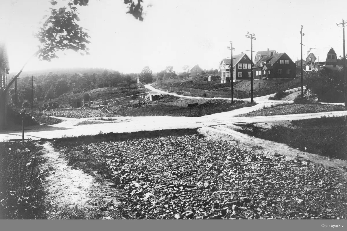 Lilleaker, bildet tatt i forbindelse med utbyggingen av Lilleakerbanen som ble åpnet i 1919, skinner, villabebyggelse