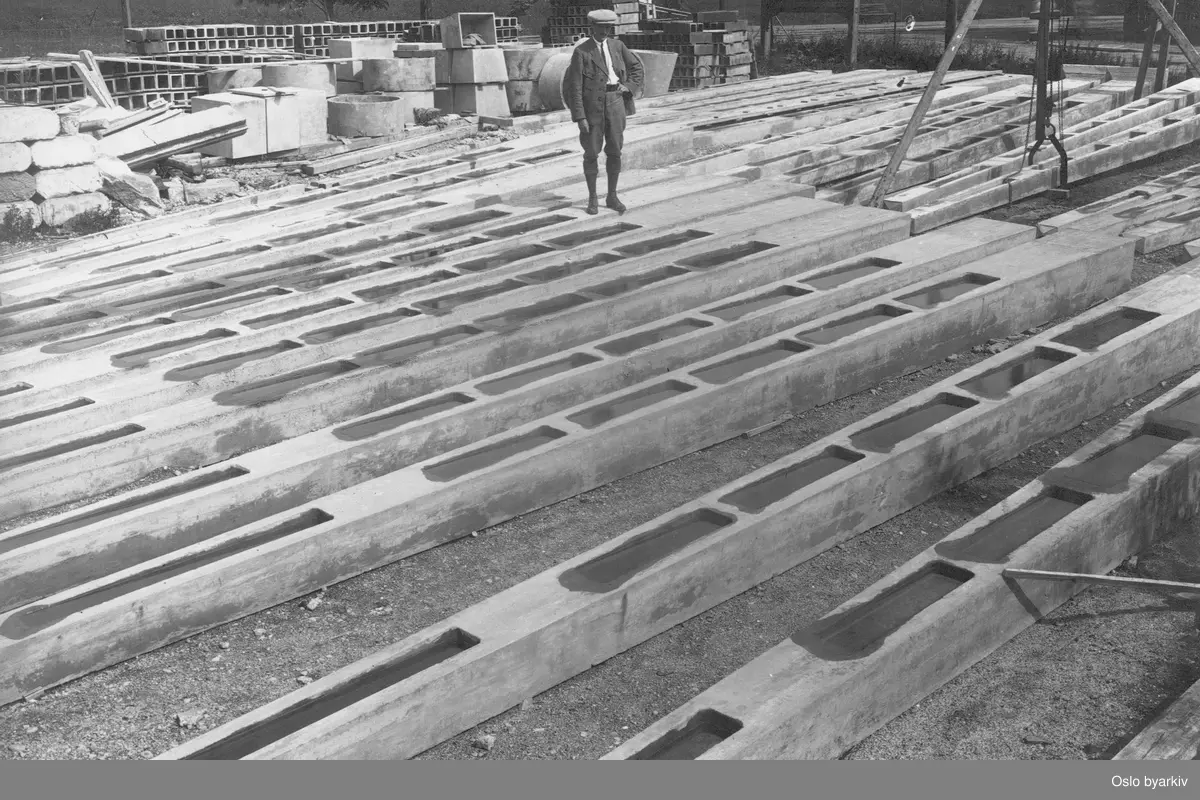 Støping av betongblokker. Bildet tatt i forbindelse med utbyggingen av Lilleakerbanen som ble åpnet i 1919.