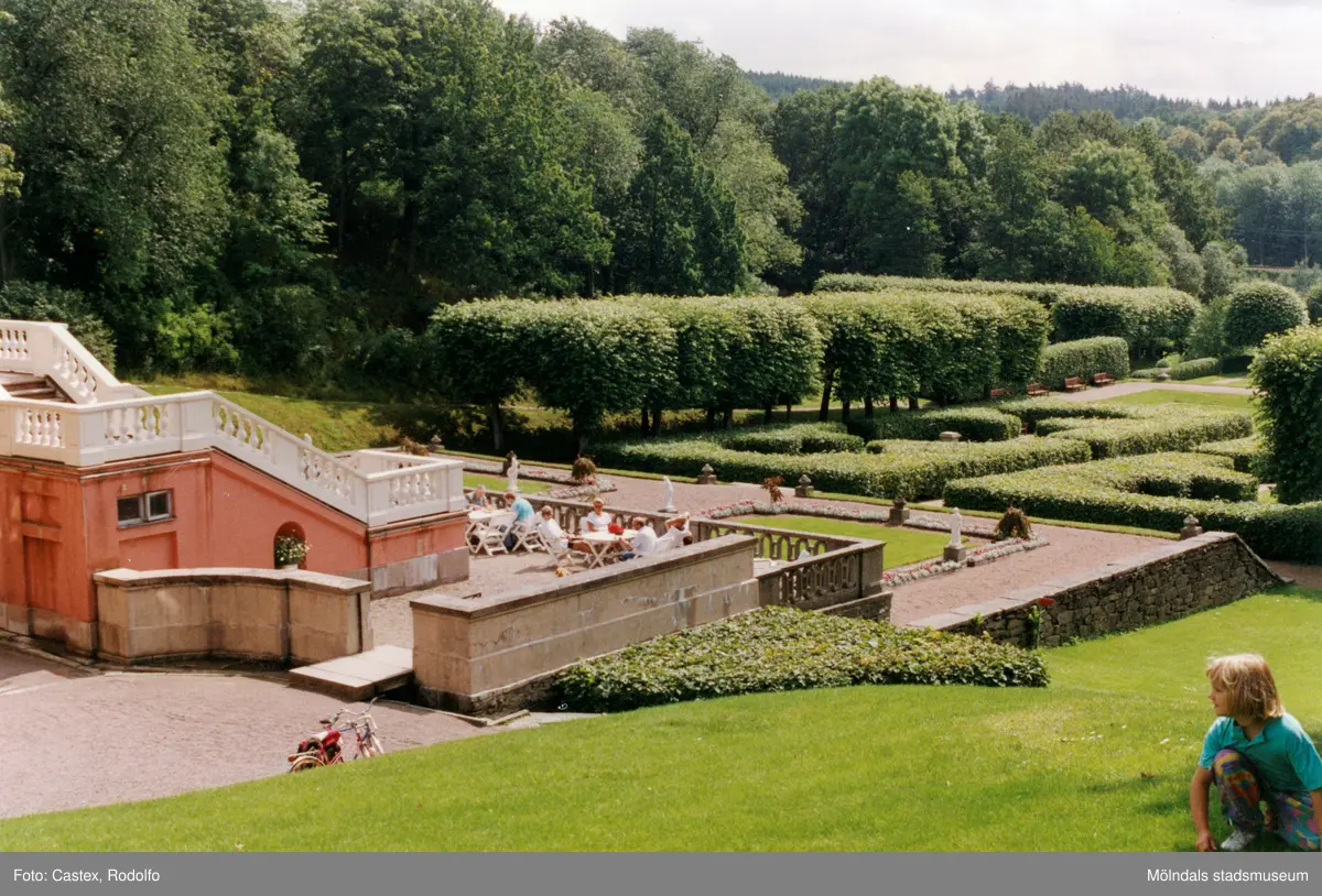 Slottsparken vid Gunnebo slott. Mölndal, år 1994. Vy mot sydost.