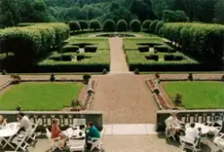 Slottsparken vid Gunnebo slott. Mölndal, år 1994. Vy mot söder.