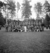 Fotbollen 1944.
Grupporträtt framför ett av målen, av bägge lagen, med domare.