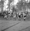 Folkskolans tävlingar, 1944.
Starten har gått för ett sprinterlopp.