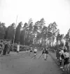 Folkskolans tävlingar, 1944.
Målgång för ett sprinterlopp för flickor.
