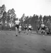 Folkskolans tävlingar, 1944.
Målgång för ett sprinterlopp för flickor.