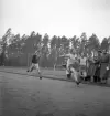 Folkskolans tävlingar, 1944.
Målgång för ett sprinterlopp för pojkar.