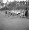 Folkskolans tävlingar, 1944.
Uppställning i lag på löparbanan.